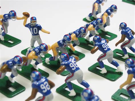 Electric football team-2007 New York Giants-24 man team w/tweaked bases ...