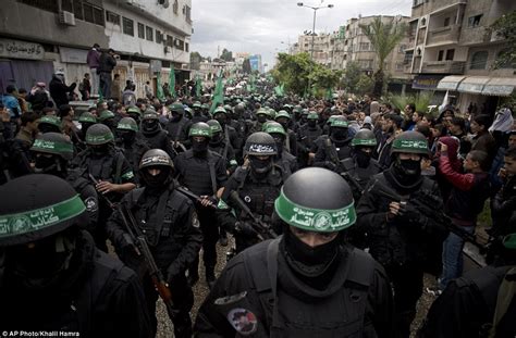 Hamas parades 2,000 armed fighters to mark its 27th anniversary | Daily ...