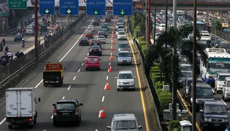 Police: Contraflow System Eases West Jakarta Traffic - en.tempo.co