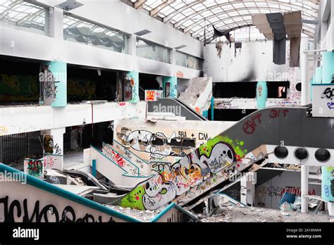 abandoned shopping mall Stock Photo - Alamy