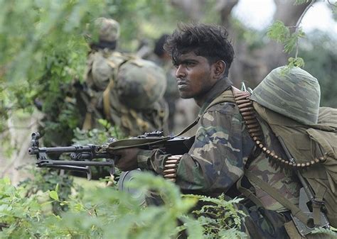 Sri Lanka army soldiers in search of rebel forces, 06 January 2009, [915x652] : r/MilitaryPorn