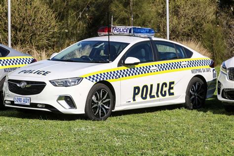 HOLDEN’S NEW COMMODORE RECRUITED BY SA POLICE - JUST CARS