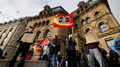 Canada’s Federal Workers Strike Over R.T.O. and Pay - The New York Times