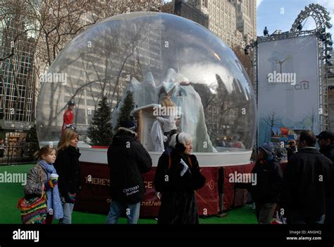 Snow globe new york hi-res stock photography and images - Alamy