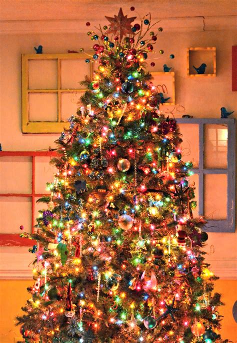 42 Bright Christmas Tree Decorations Ideas - Decoration Love