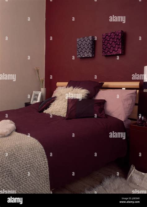 Aubergine coloured bedroom Stock Photo - Alamy