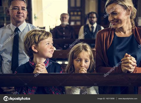 Gente rezando en la iglesia — Foto de stock © Rawpixel #142113058