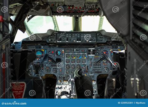 Concorde Cockpit and Instrument Panel of the British Airways Concorde ...