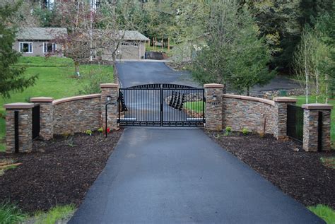 Brick Laminate Picture: Brick Entry Gate