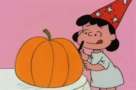 Peanuts animated GIF | Charlie brown halloween, Snoopy halloween, Charlie brown