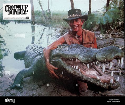 Crocodile Dundee Crocodile Dundee Année 1986 Australia Paul Hogan Stock Photo, Royalty Free ...