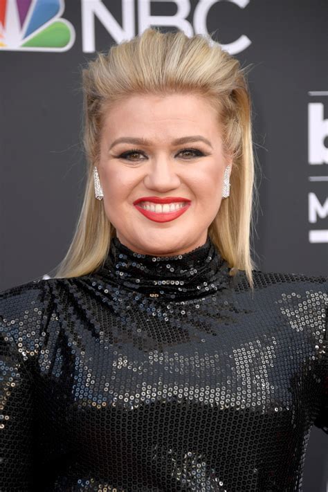 2019 Billboard Music Awards: Kelly Clarkson Red Carpet Photos