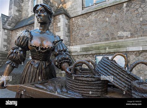 Molly Malone statue Dublin Ireland Stock Photo - Alamy