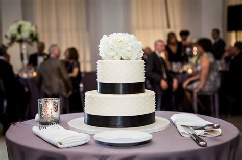 White and Black Wedding Cake Ideas | Chez Wedding Venue