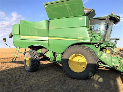 John Deere S680 Combine