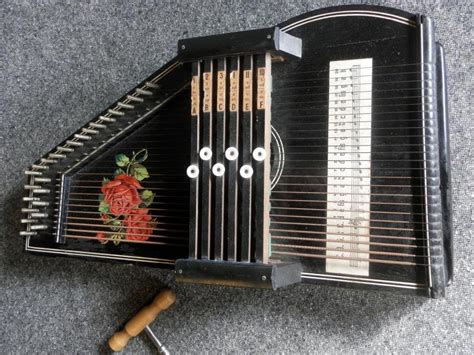 Rosen Autoharp. 6 chords, 25 strings