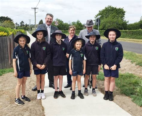 Westbury Primary School pupils embrace new footpath | The Examiner | Launceston, TAS