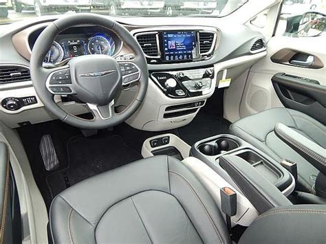 2017 Chrysler Pacifica Touring-L Interior | Chrysler pacifica, Mini van ...