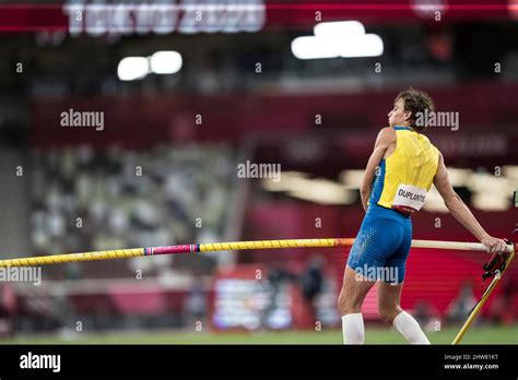 Mondo Duplantis participating in the Tokyo 2020 Olympics in the pole vault discipline Stock ...