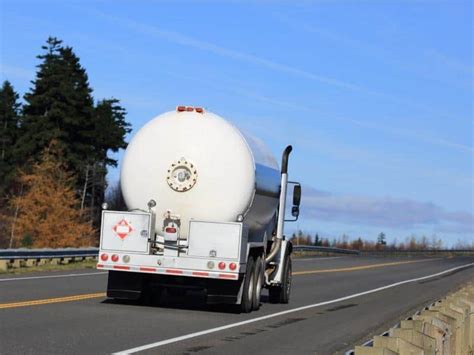 WHAT DOES BOBTAIL MEAN IN TRUCKING? - Trison Tarps USA