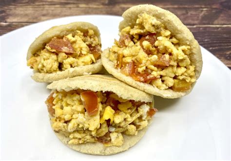 Arepa rellena de huevos pericos - RecetasFusion