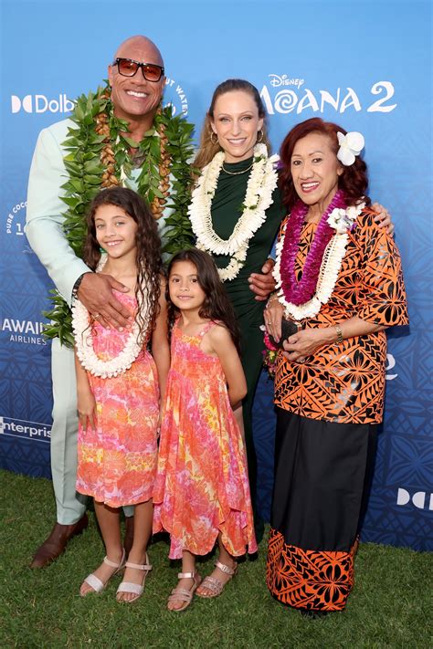 Dwayne Johnson dances with mom Ata at 'Moana 2' world premiere: Watch ...