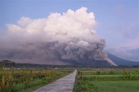 Indonesia triggers top alert after Mt. Semeru volcano erupts | Daily Sabah