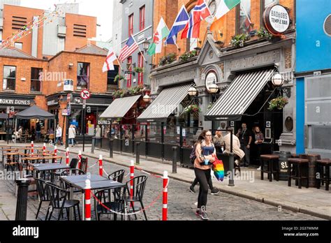 Pedestrianised street dublin hi-res stock photography and images - Alamy