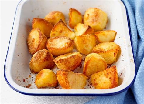 Mary Berry swears by this genius tip for making crispy roast potatoes | Berries recipes, How to ...