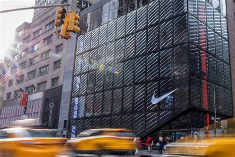 Nike Store New York: steel-and-glass façade - seele