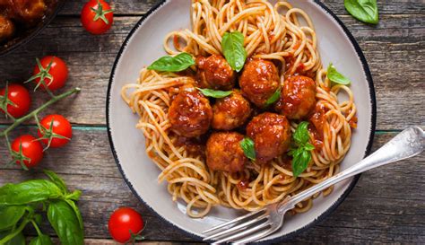 Spaghetti mit Fleischbällchen - Rezepte - Women's Health | Spaghetti mit fleischbällchen ...