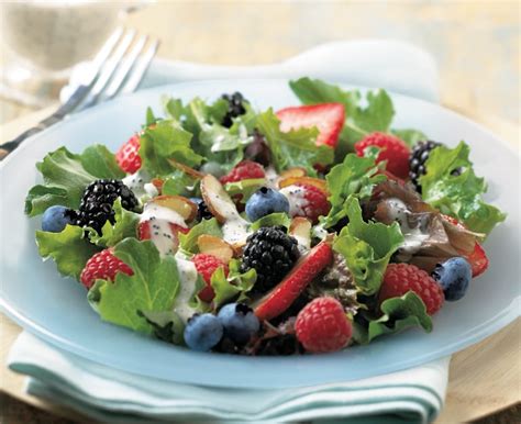 Baby Greens & Berry Salad - Daisy Brand