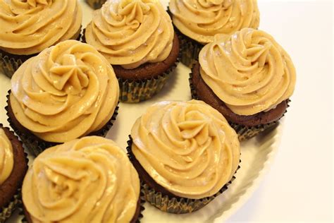 Aprenda a fazer cupcake de chocolate com manteiga de amendoim | Cupcake de chocolate, Manteiga ...
