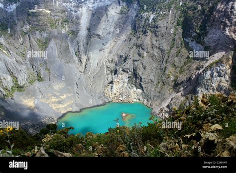 VOLCAN IRAZU CRATER CARTAGO COSTA RICA 06 February 2011 Stock Photo: 36097707 - Alamy