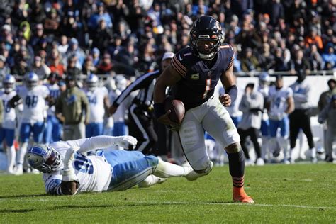 Justin Fields rushes for 147 yards in another Bears loss | AP News