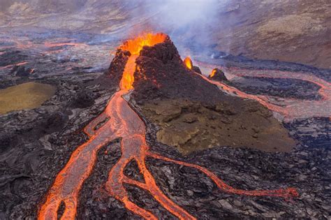 Sopka není pouťová atrakce. Na Islandu se k vulkánu vydaly davy turistů — ČT24 — Česká televize