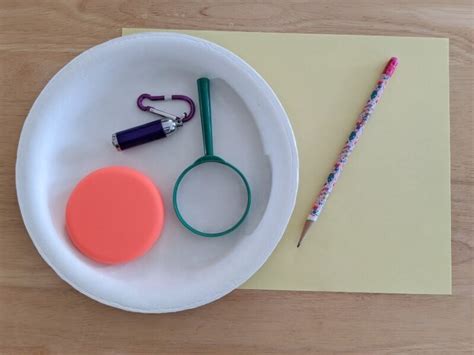 ToddlerActivities : 3 Super Simple Light Experiments for Kids