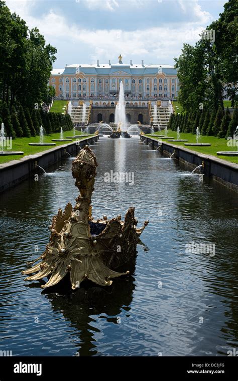 Peterhof palace gardens and fountains Stock Photo - Alamy