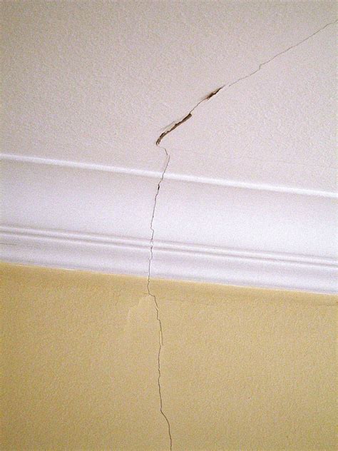 What causes cracks in walls: 13 reasons and when you need to worry ...