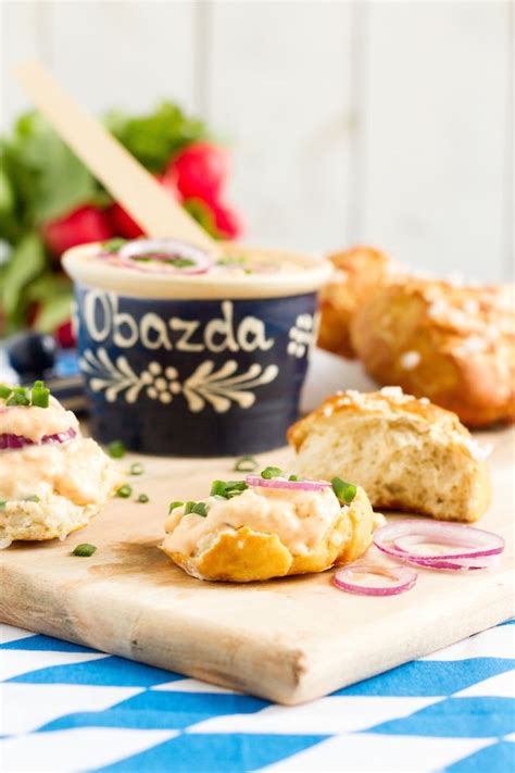 Bayerischer Obazda mit Laugengebäck // Bavarian cheese mix with soft ...