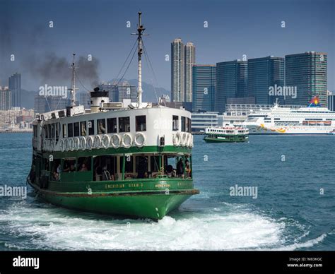 Hong Kong Star Ferry leaves Hong Kong for Kowloon Stock Photo - Alamy