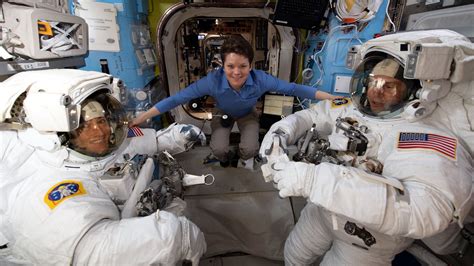 First all-women spacewalk canceled over lack of medium-sized spacesuits — Quartz