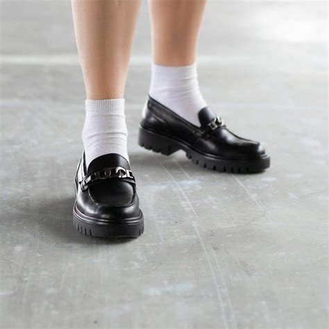 How to Wear Socks With Loafers - Best Style Guide For 2021