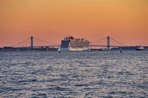 Jersey City Waterfront Walkway (Views of NYC from NJ)