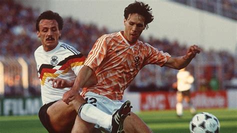 Van Basten leaves it late to stun West Germany | European Qualifiers 2012 | UEFA.com