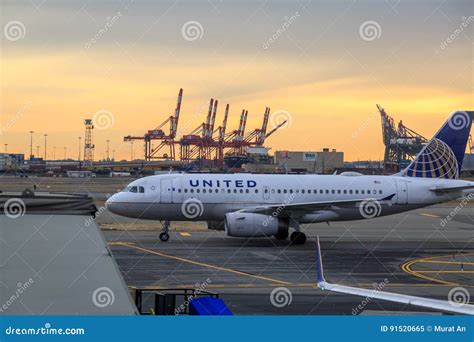 United Airlines Airplane in the Newark Airport Editorial Image - Image of airliner, panorama ...