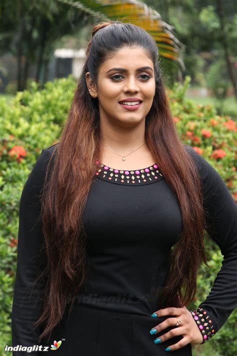 Iniya Photos - Tamil Actress photos, images, gallery, stills and clips ...