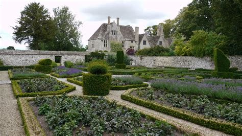 The Manor Gardens Avebury Wiltshire - Britain All Over Travel Guide