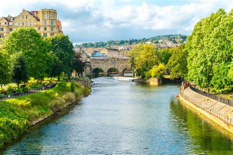 Premium Photo | View of the pulteney bridge river avon in bath, england