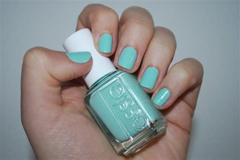 MuffinsOfGlam: ESSIE Mint Candy Apple review